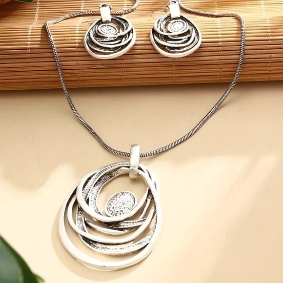 Elegant Necklace and Earrings Set Round Irregular Antique Silvery Plated - Picture 3 of 4